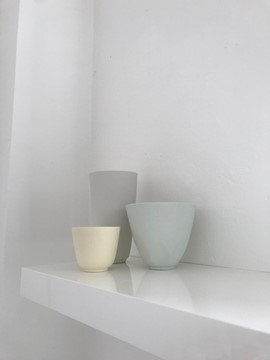 Ciúnas/Stillness by Caitríona Lynch. Slip cast coloured porcelain.